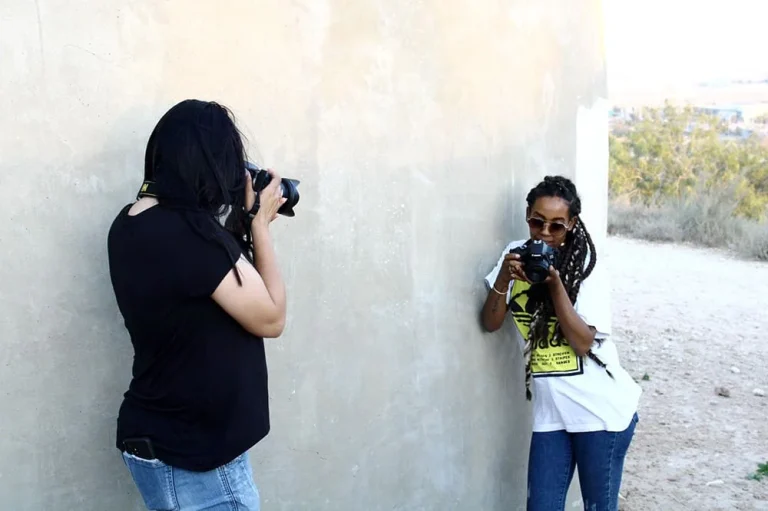 קורס-צילום-בבאר-שבע-מצלמים-פורטרטים-באנדרטת-הנגב